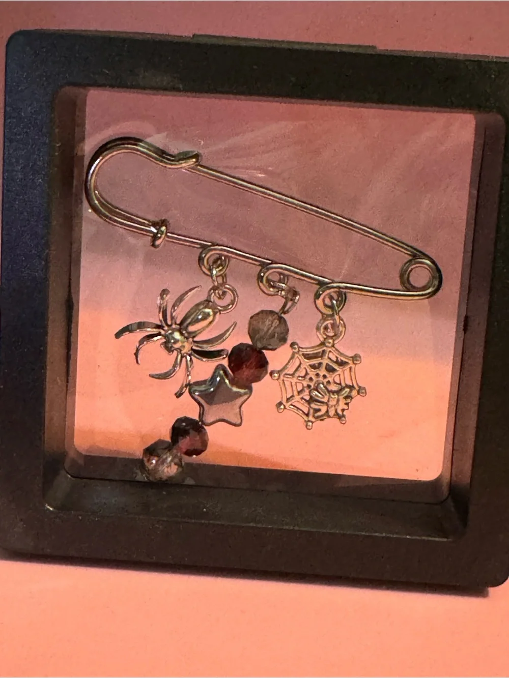 🕷️ 🕸️♥️ Spooky Girls!! Silver toned Safety Pin Brooch with Red Crystal Beads